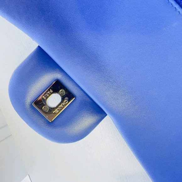 Chanel Jumbo Classic Double Flap Bag in Blue Patent Leather - Picture 3 of 11